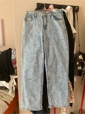Light Wash Daisy Embroidered Women’s Jeans with stretch very comfortable